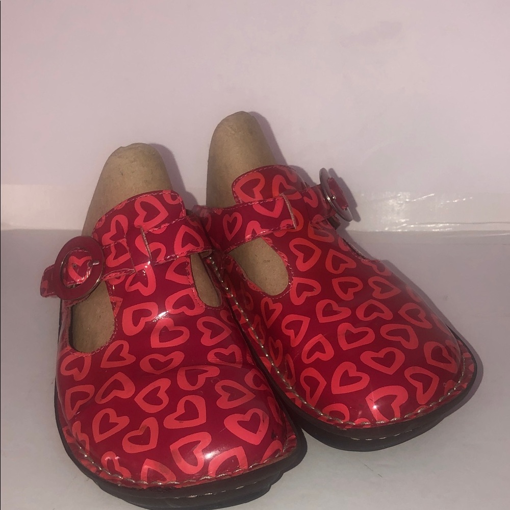 Alegría Chic Red Heart Women's Patent Leather Mules